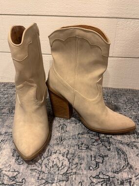 DV Dolce Vita Nikson Western Cream  Block Heel Boots - Women's 7